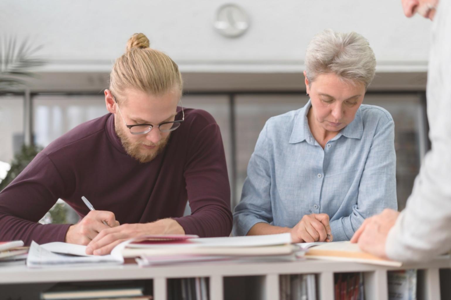 Finanzplanung und Analyse im Büro
